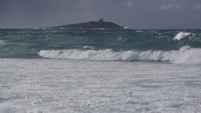 Mare molto mosso a Palermo, sullo sfondo l'isola del comune di Isola delle Femmine