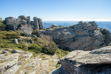 Une plateforme de rocher au sommet d'une montagne méditerranéenne