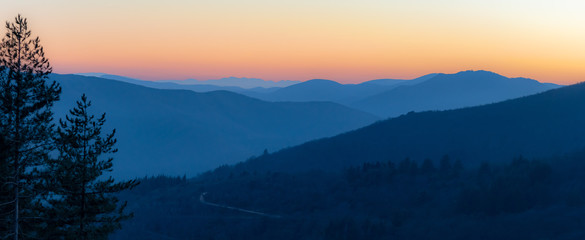 Panorama sur une chaîne de montagne en dégradé au coucher de soleil