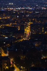 Fototapeta premium Afterglow with Cityscape and Mountains w Mirador del Barranco del Abogado Lookout w Granadzie w Hiszpanii