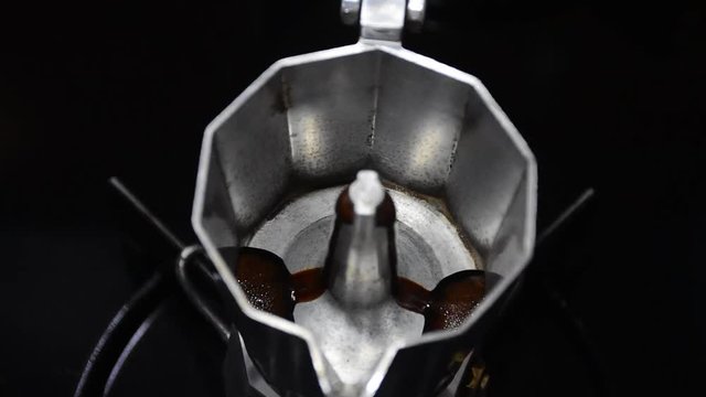 Fuoriuscita del  caff&egrave; da una caffettiera italiana moka