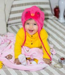criança bebê vestida de pinguim