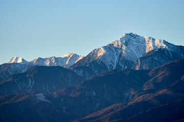 日を浴びる甲斐駒ケ岳