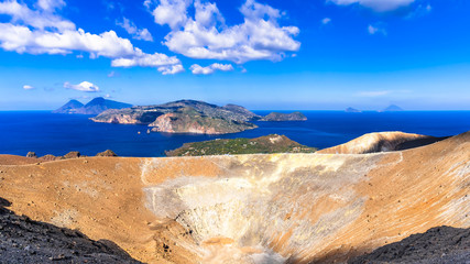 Blick von Vulcano über den Krater auf die anderen Liparischen Inseln