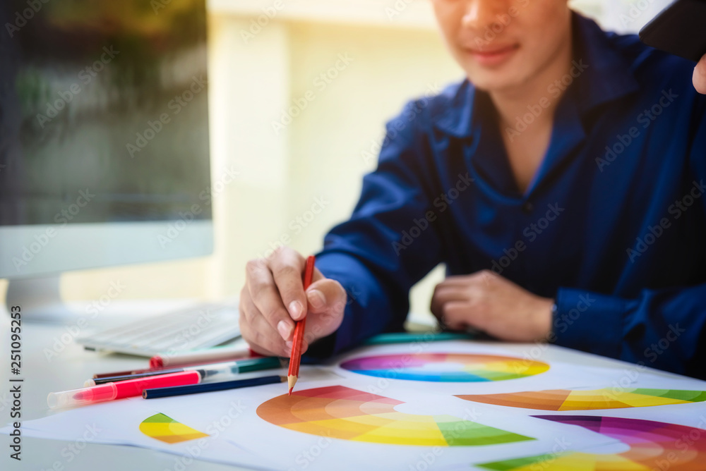 Aufkleber graphic designer man creative using color swatch samples for website layout and application for mobi
