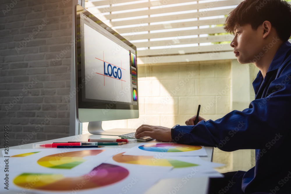 Aufkleber graphic designer man creative using color swatch samples for website layout and application for mobi