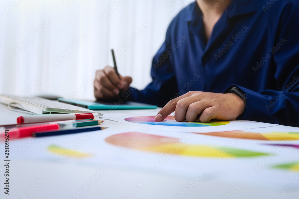 Aufkleber graphic designer man creative using color swatch samples for website layout and application for mobi
