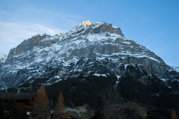 秋の夕暮のグリンデルワルトの街並みとメッテンベルク（スイス・ベルン州・グリンデルワルト）