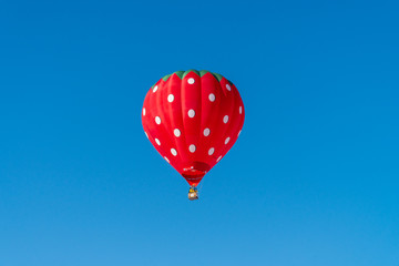 気球と快晴な青空