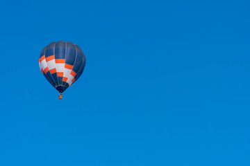 気球と快晴な青空