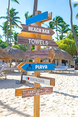 Plaża podpisuje się w Punta Cana popularnym miejscu na Dominikanie - 251103412