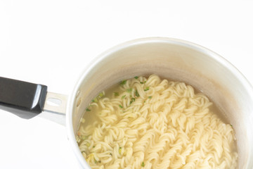 鍋で作ったインスタントラーメン