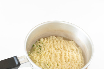 鍋で作ったインスタントラーメン