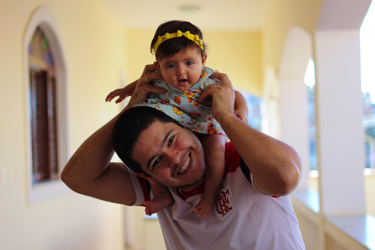 pai e filha interagindo