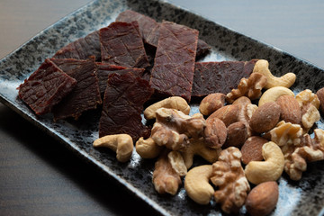 ビーフジャーキーとミックスナッツ