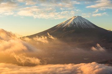 Der Fuji-Berg und der Nebel über dem Kawaguchiko-See bei schönem Sonnenaufgang, Yamanashi, Japan, Mount Fuji oder Fujisan auf der Insel Honshu, ist der höchste Berg Japans.