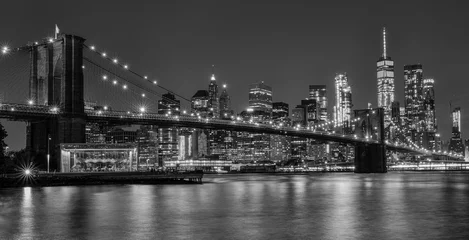 Foto auf Acrylglas Brücken Brooklyn Bridge bei Nacht in Schwarzweiß