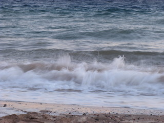 Fototapeta premium Mar de Dahab, Egipto con olas de color oscuro y espuma blanca
