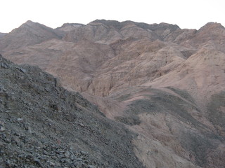 Montañas de Dahab en dia, Egipto ,  Montañas de colores de arena, gris y rosado de Egipto 