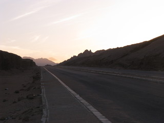 Desierto de Dahab, Egipto y carretera entre montañas 