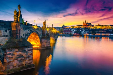 Photo sur Plexiglas Pont Charles Pont Charles médiéval majestueux en pierre au coucher du soleil, Prague, République Tchèque