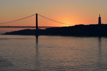 Portugal, Lsibonne, le Tage au lever du soleil, le pont du 25 Avril et le Christ Roi.