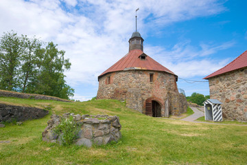 Fototapeta na wymiar Ancient well near the round tower of Lars Torstennson. Fortress 