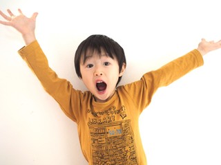 ばんざいして喜ぶ男の子