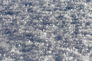 Obraz premium Fluffy contrast surface snow with snowflakes. Winter background.