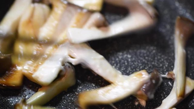 エリンギをマヨネーズと一緒に炒める
