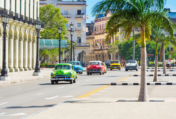 Amerikanische  Oldtimer fahren auf der Hauptstrasse Jose Marti durch Havanna City Kuba - Serie Kuba...