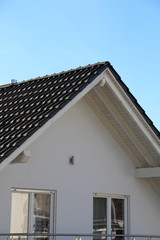 ein weißer Neubau