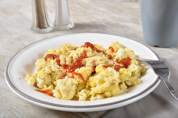Scrambled eggs with catsup