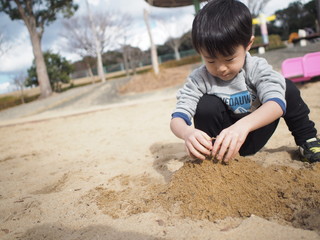 保育園の砂場で遊ぶ保育園児