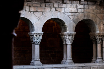 Colonnes sculptées dans un cloitre de Barcelone