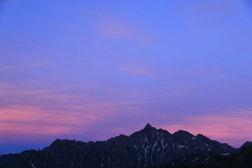 北アルプス三俣山荘から望む　夕闇に浮かぶ槍ヶ岳の雄姿