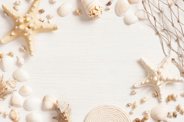 Naklejki  White textured wooden surface decorated with sea shells