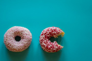 zwei Doughnuts auf blauem Hintergrund