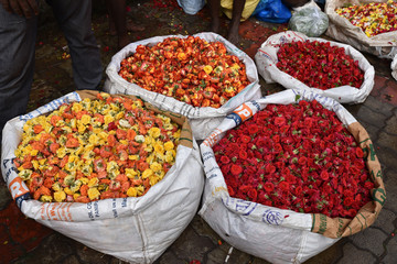 Sacs de fleurs au marché de Madurai, Inde du Sud