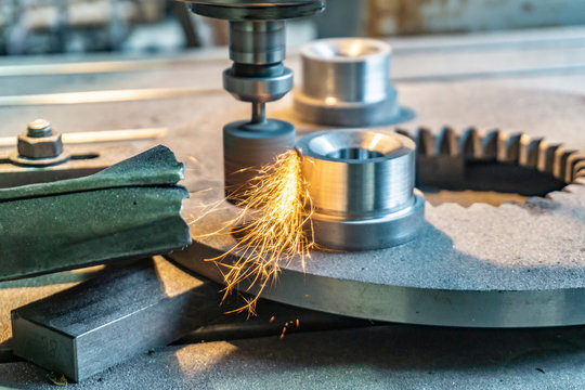 Grinding of the outer cylindrical surface with circular reversing movements on the jig grinding machine