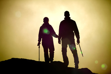 contraluz pareja montañeros