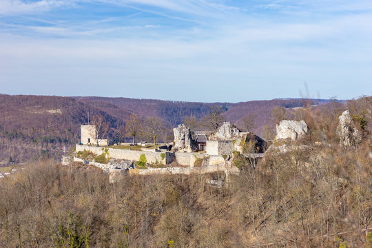 Blick auf die Burgruine Helfenstein in Geislingen vom &Ouml;denturm aus