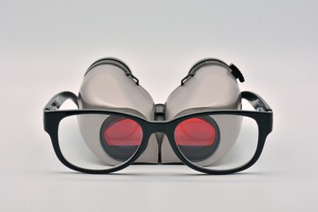 gafas puestas delante de unos prismáticos