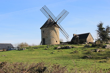 Fototapeta na wymiar Moulin à vent, Mont-Dol