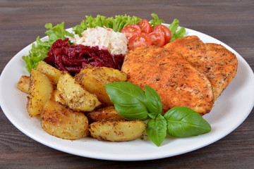 filety z kurczaka pieczone z ziemniakami i surówkami