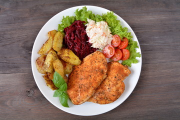 filety z kurczaka pieczone z ziemniakami i surówkami