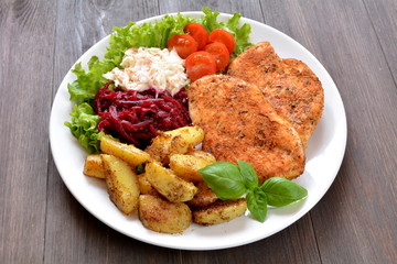 filety z kurczaka pieczone z ziemniakami i surówkami