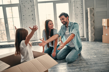 Fototapeta premium Family on moving day