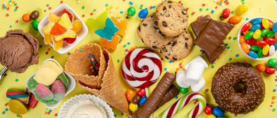 Fototapety  Wybór kolorowych słodyczy - czekolada, pączki, ciasteczka, lizaki, lody widok z góry