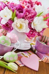 Obraz na płótnie Canvas Easter egg home decoration and tulips